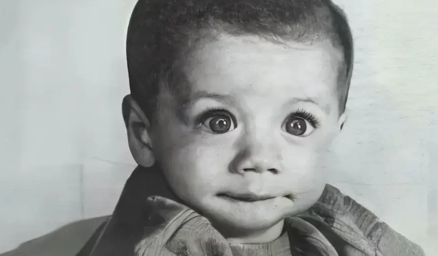 Bien avant de devenir célèbre, il n’était qu’un gamin bizarre, obsédé par les avions et le théâtre․ Qui était-il