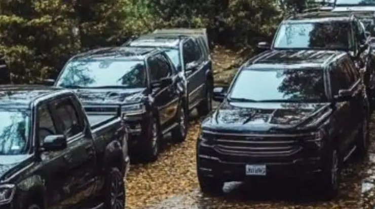 Par une soirée pluvieuse, une conductrice de taxi enceinte s’arrête pour aider un sans-abri blessé, lui offrant un trajet gratuit jusqu’à l’hôpital. Le lendemain matin, elle se réveille et voit devant chez elle une colonne de voitures avec des hommes en costumes élégants, qui lui révèlent une vérité qui pourrait changer toute sa vie.