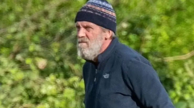 À seulement 62 ans, l’acteur légendaire a l’air complètement transformé !