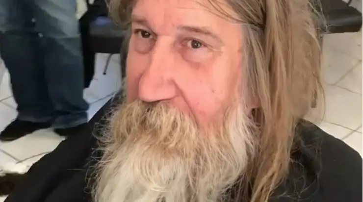 Un coiffeur a transformé un homme vivant dans la rue — découvrez sa métamorphose