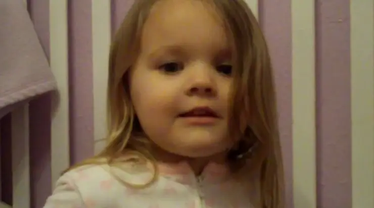 Ce n’est qu’une fantaisie. Regardez simplement comment cet enfant de trois ans chante la chanson que nous connaissons tous.