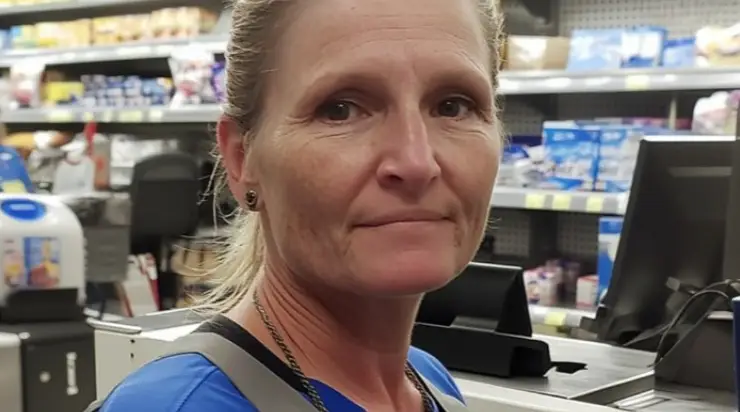 Une cliente arrogante me critiquait à la caisse, mais elle a rapidement reçu une leçon de politesse inattendue