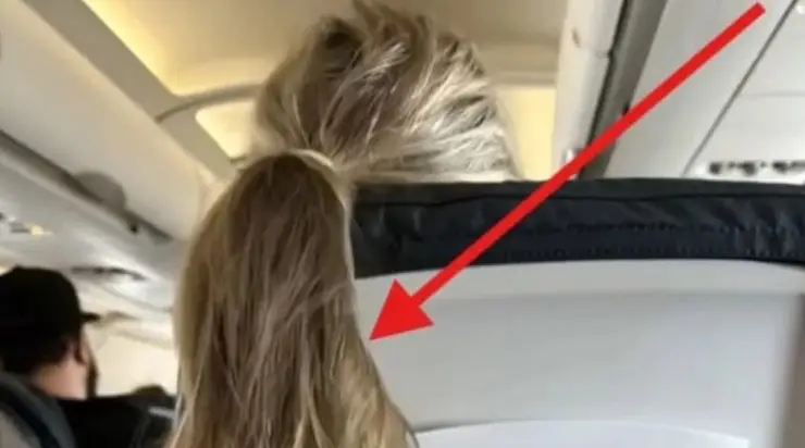 La fille dans l’avion a jeté ses cheveux par-dessus mon siège, bloquant l’écran : j’ai trouvé une manière originale de rappeler les limites