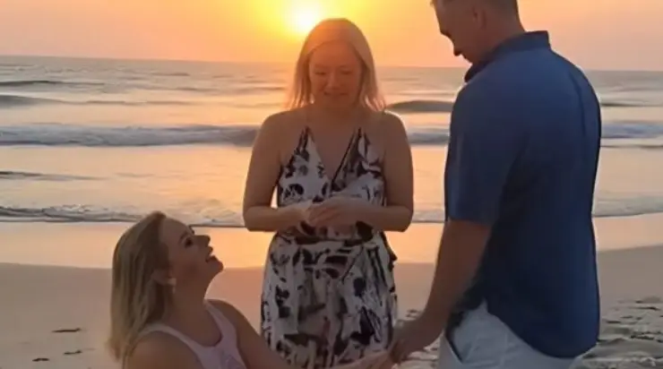 Sur la plage, une femme est venue vers nous, s’est agenouillée et a appelé mon mari par son prénom