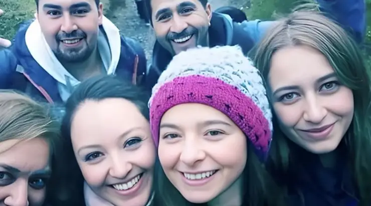 Un détail insolite sur la photo de six amis que presque personne ne remarque