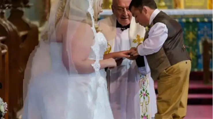 Un homme mesurant 110 cm a épousé une femme grande — ils ont eu une magnifique fille