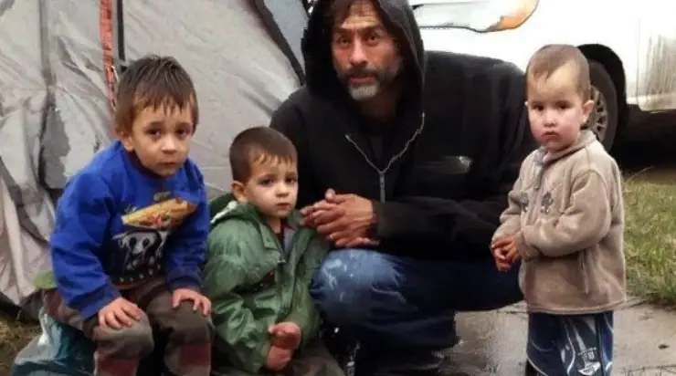 Un père de trois enfants a donné ses dernières économies à un vieil homme pour acheter de l’eau, et le lendemain matin, une voiture s’est arrêtée près de sa tente