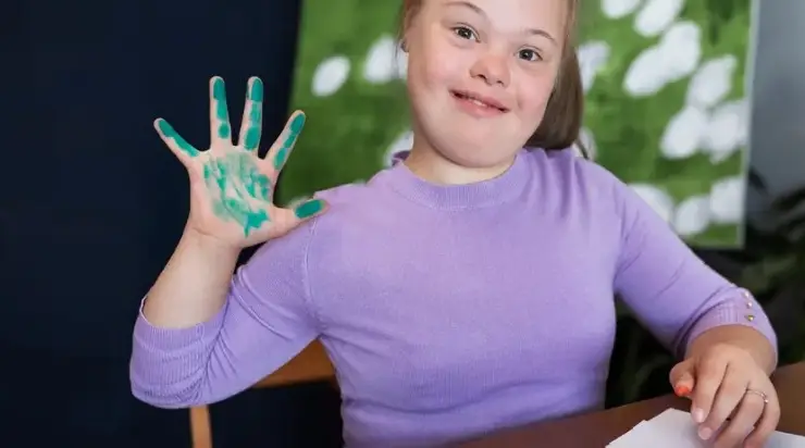 J’ai adopté une petite fille atteinte du syndrome de Down que personne ne voulait — et bientôt des voitures sont arrivées devant notre maison