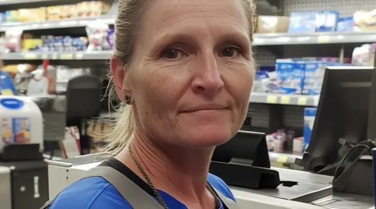 Une cliente arrogante me critiquait à la caisse, mais elle a rapidement reçu une leçon de politesse inattendue