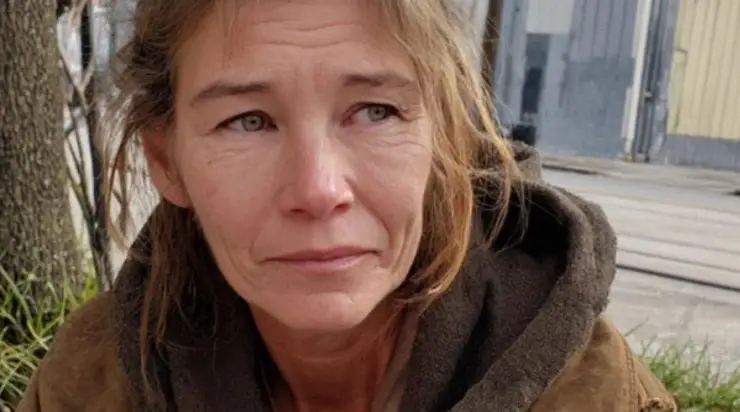 Le jour de Thanksgiving, j’ai donné mon manteau à une femme sans-abri. Deux ans plus tard, elle est apparue à ma porte — avec un sac à dos noir dans les mains.