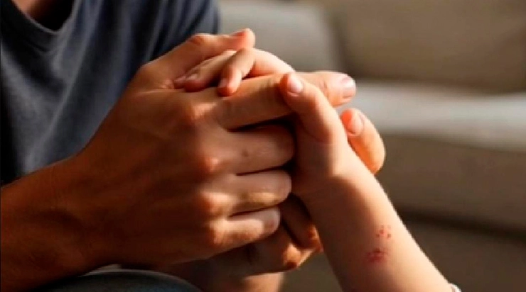 Le père a installé une caméra pour percer le secret de la main de son enfant