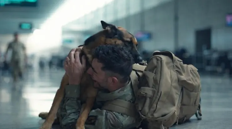 J’étais psychologiquement brisé quand j’ai aperçu par hasard le chien qui m’avait sauvé la vie… mais ce que son compagnon m’a ensuite dit m’a fait fondre en larmes