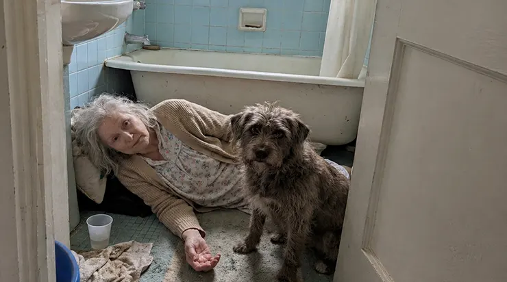 Ma mère de quatre-vingt-douze ans était restée allongée pendant six heures sur le sol froid de la salle de bain