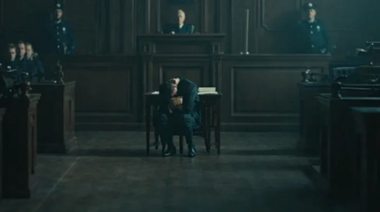 Quand le silence de la salle d&rsquo;audience a été brisé par les larmes d&rsquo;un chien, et que la juge est descendue de son estrade pour enlacer l&rsquo;homme et son fidèle compagnon inondés de pleurs, tous ont compris que la justice a parfois un cœur