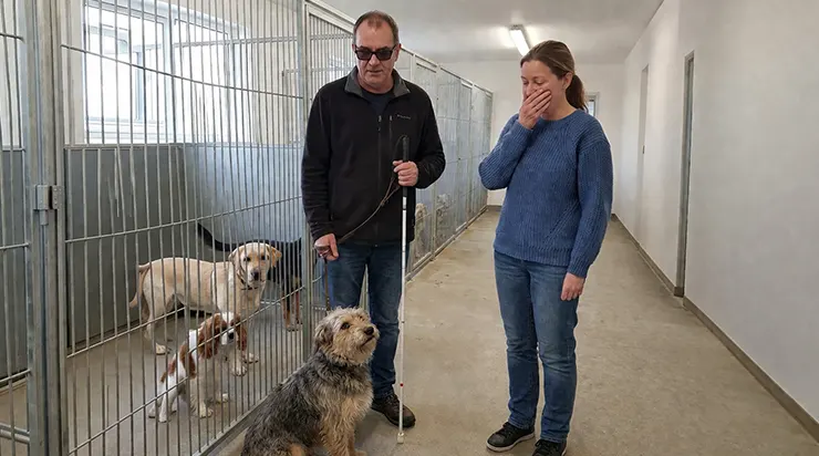 Je suis entré dans le refuge et j’ai demandé le chien dont personne ne voulait, mais la femme à l’accueil a ri et a dit qu’ils ne pouvaient pas faire une chose pareille