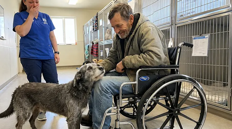 Je suis entré dans un refuge et j&rsquo;ai demandé à adopter le chien que personne ne voulait, mais la femme à l&rsquo;accueil m&rsquo;a répondu qu&rsquo;elle ne pouvait pas faire une telle chose