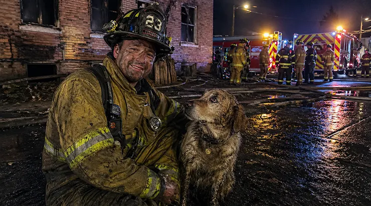 J&rsquo;ai trouvé ce chien à l&rsquo;intérieur de la maison en flammes… Il refusait obstinément de quitter le seuil de la chambre fermée