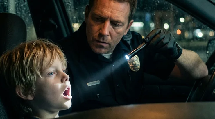 Un garçon solitaire et silencieux au bord de la route. Ce que j’ai trouvé dans sa bouche a détruit toutes les règles de mon métier de policier