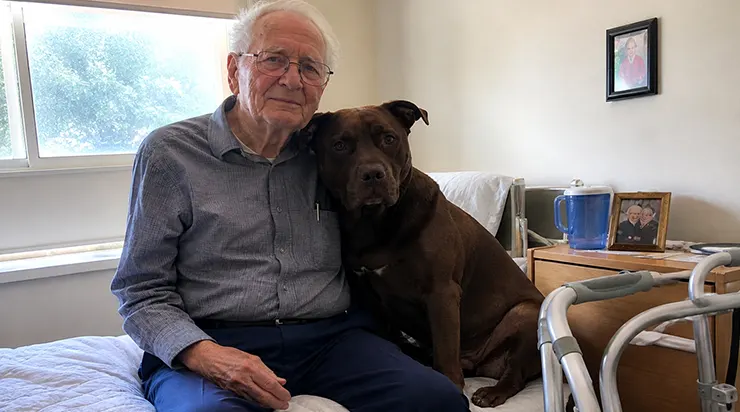 Chaque jour à quatorze heures, un chien entrait dans la maison de retraite et se dirigeait tout droit vers la chambre d&rsquo;un homme de quatre-vingt-deux ans