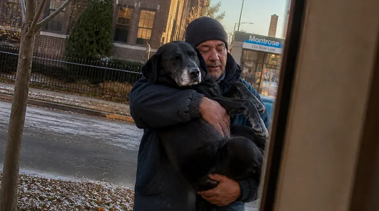 Chaque matin à 6h22, un ancien cheminot de Chicago portait son labrador aveugle comme un bébé jusqu&rsquo;au banc où il attendait son train trente ans plus tôt