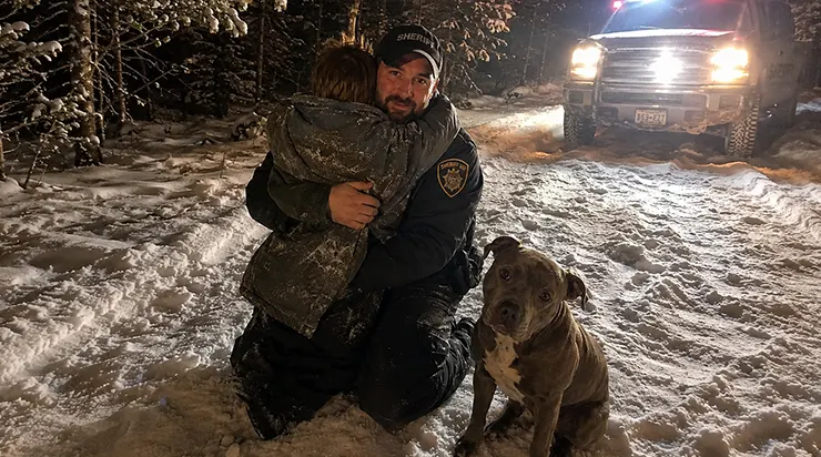 Un garçon de sept ans perdu trente-six heures dans les montagnes gelées. Soudain, le chien s&rsquo;est arrêté et a dévié vers la forêt sombre