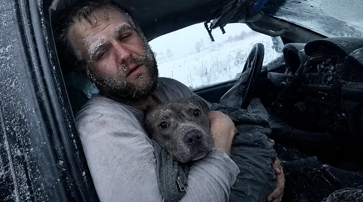 Il a tenu ce chien contre sa poitrine pendant quatre heures dans le froid glacé, et quand nous sommes enfin arrivés près de lui à l’aube, le chien était encore chaud
