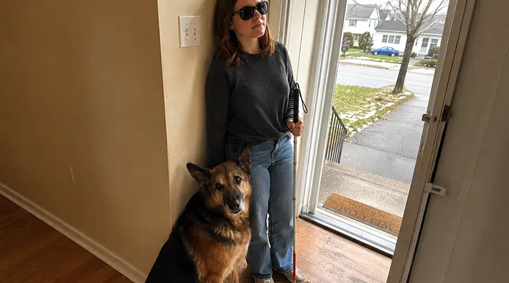 Elle était aveugle de naissance, mais quand elle s&rsquo;effondra sur le sol de la cuisine, le seul à la sauver fut un vieux chien que le monde avait déjà condamné