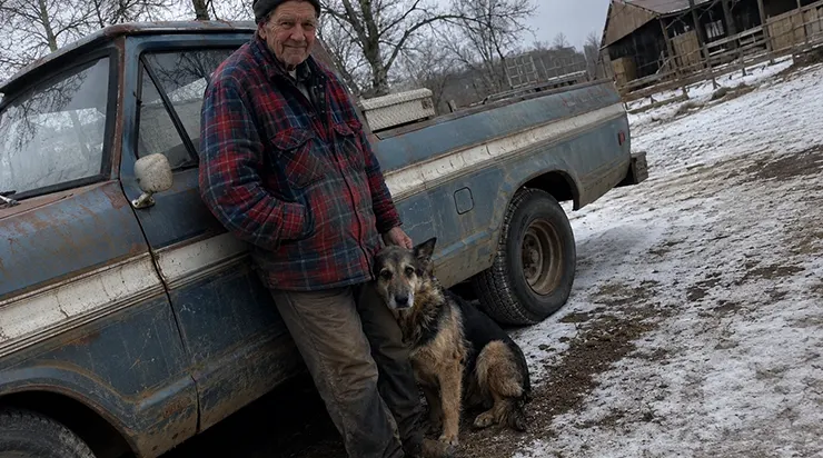 Un agriculteur solitaire de 73 ans s&rsquo;est rendu dans un refuge pour y donner des gamelles, et il en est revenu avec un berger allemand de 13 ans dont personne ne voulait