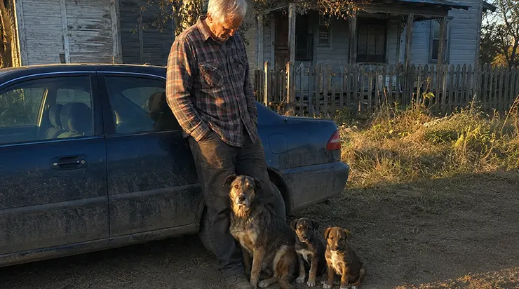Après la perte de ma femme, j&rsquo;ai quitté notre maison et je suis parti dans la vieille ferme de mon père pour rester seul, mais une chienne, près de la clôture, m&rsquo;attendait comme si elle savait que j&rsquo;allais venir