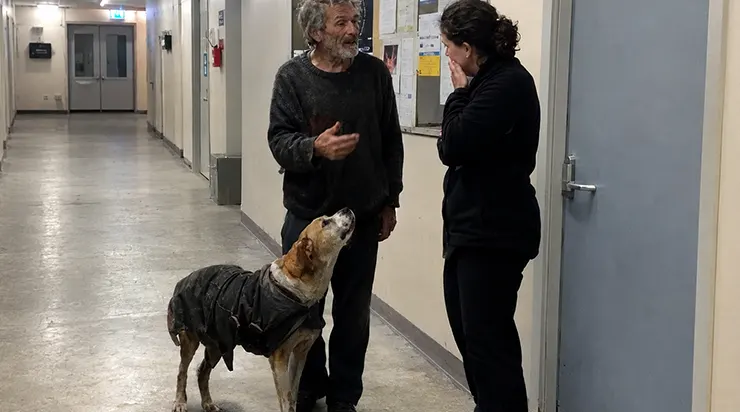 Il est entré dans le refuge par moins vingt-trois degrés, sans manteau parce qu&rsquo;il en avait enveloppé son chien, et il a demandé un abri pour une nuit – pour son chien