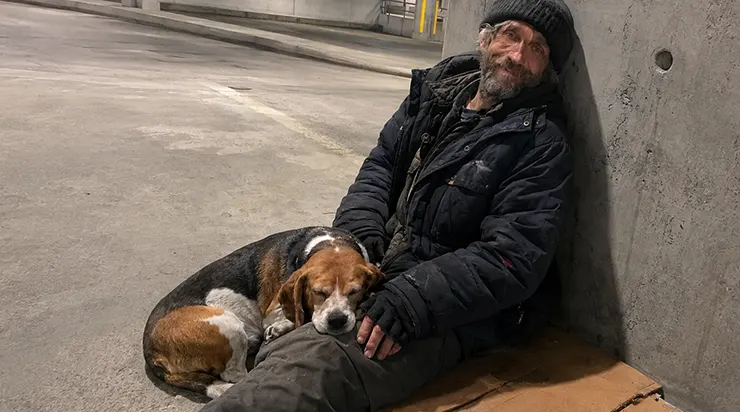 J&rsquo;ai assisté au moment où un homme a été forcé de se séparer de sa seule famille – son chien – et depuis ce jour, j&rsquo;ai commencé à me battre pour les réunir