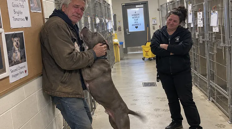 Lorsque Walter, 59 ans, quitta le refuge, il ignorait que la chaleur qu&rsquo;il avait laissée derrière lui resterait si profondément dans le cœur d&rsquo;un chien que, trois jours plus tard, le refuge devrait l&rsquo;appeler