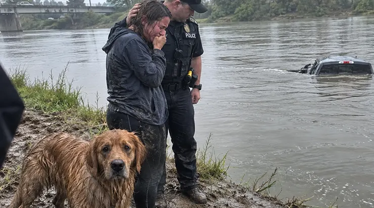 Une femme se tenait au bord de la rivière et criait de toutes ses forces que son petit chien était encore dans la voiture, alors que l&rsquo;eau avait déjà recouvert le pick-up